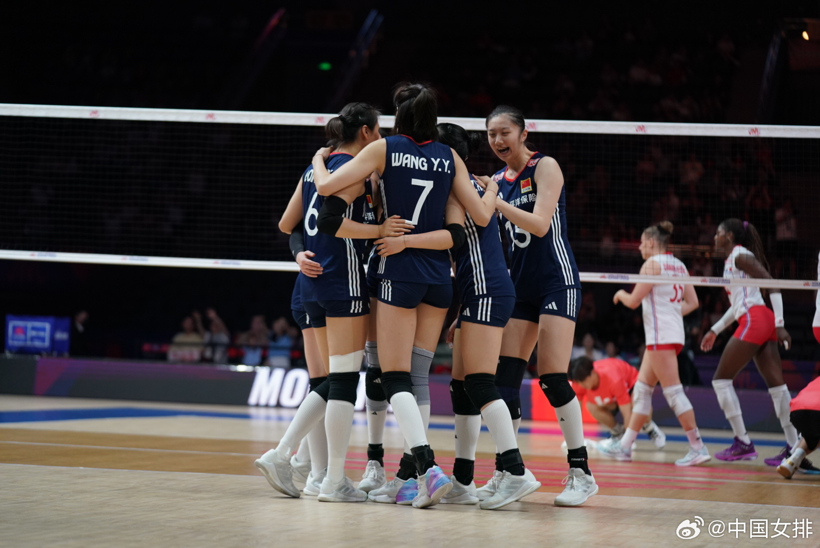 中国女排3：0击败法国实现零封，明日将迎战强敌