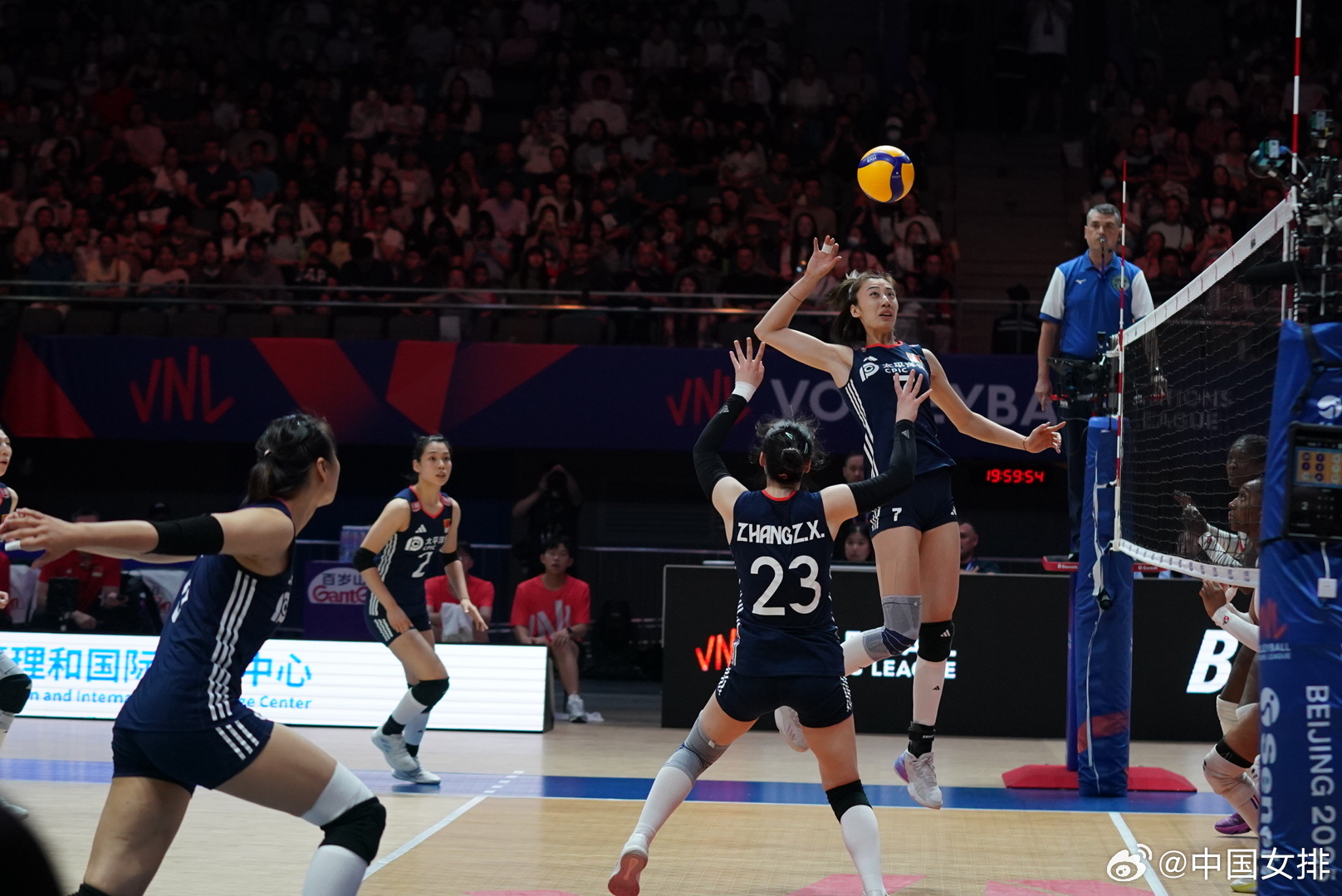中国女排3：0击败法国实现零封，明日将迎战强敌