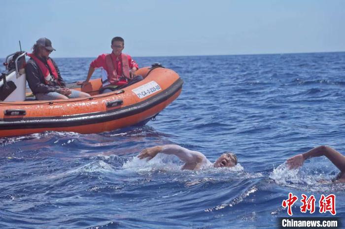 57岁东莞游泳名将陈苏伟成功横渡直布罗陀海峡