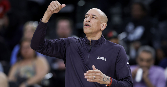 国王主场力克爵士迎两连胜 教练回应摆烂质疑