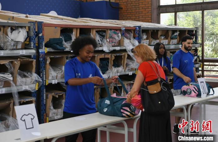 巴黎奥运志愿者装备分发中心：百万件装备如何