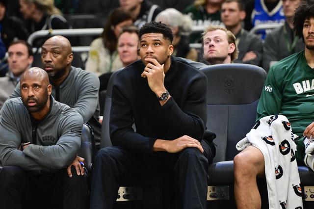 字母哥与雄鹿陷入赛季报销博弈