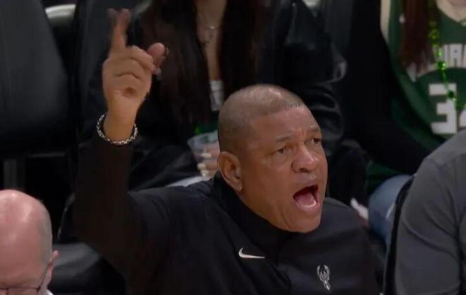 雄鹿末节崩盘挑战裁判送葬礼