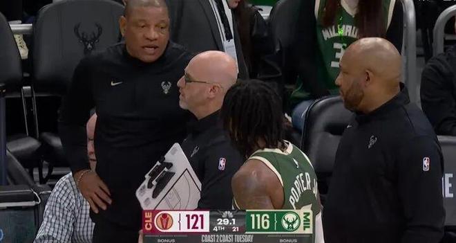 雄鹿末节崩盘挑战裁判送葬礼