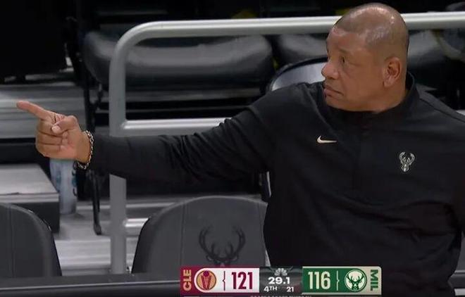 雄鹿末节崩盘挑战裁判送葬礼