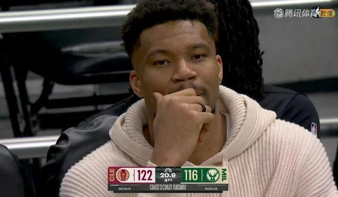 雄鹿末节崩盘挑战裁判送葬礼